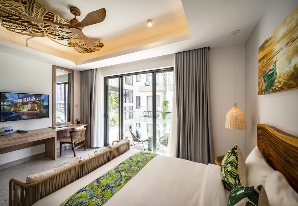 Executive Double Room | Minibar, in-room safe, desk, blackout drapes