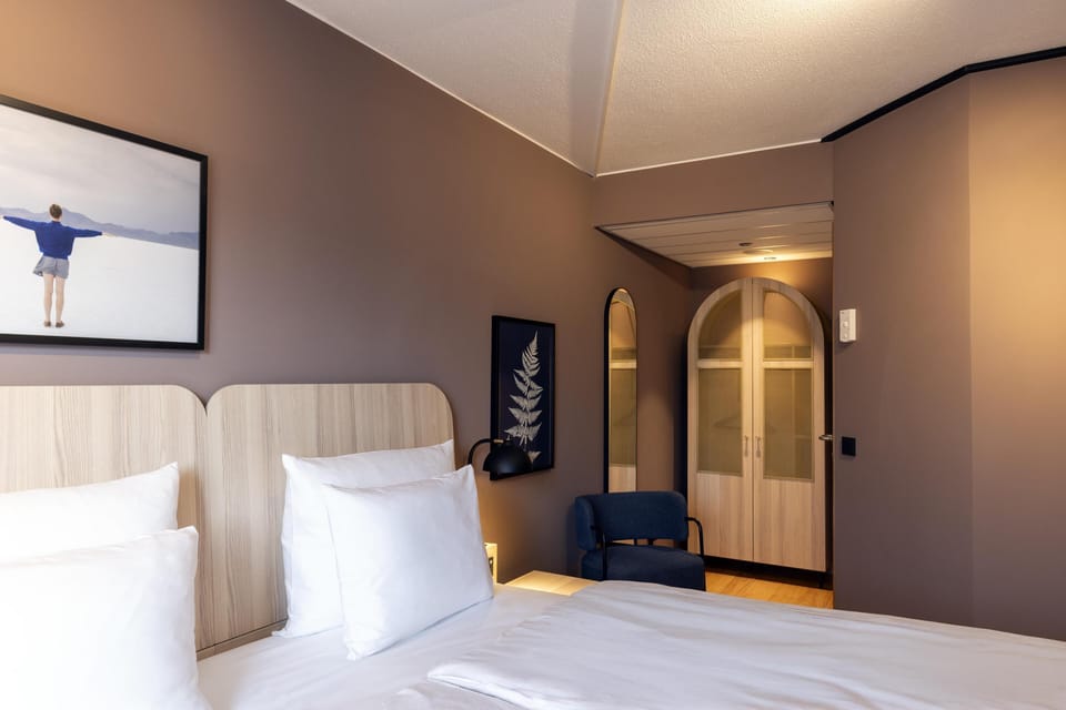 Hypo-allergenic bedding, in-room safe, desk, laptop workspace