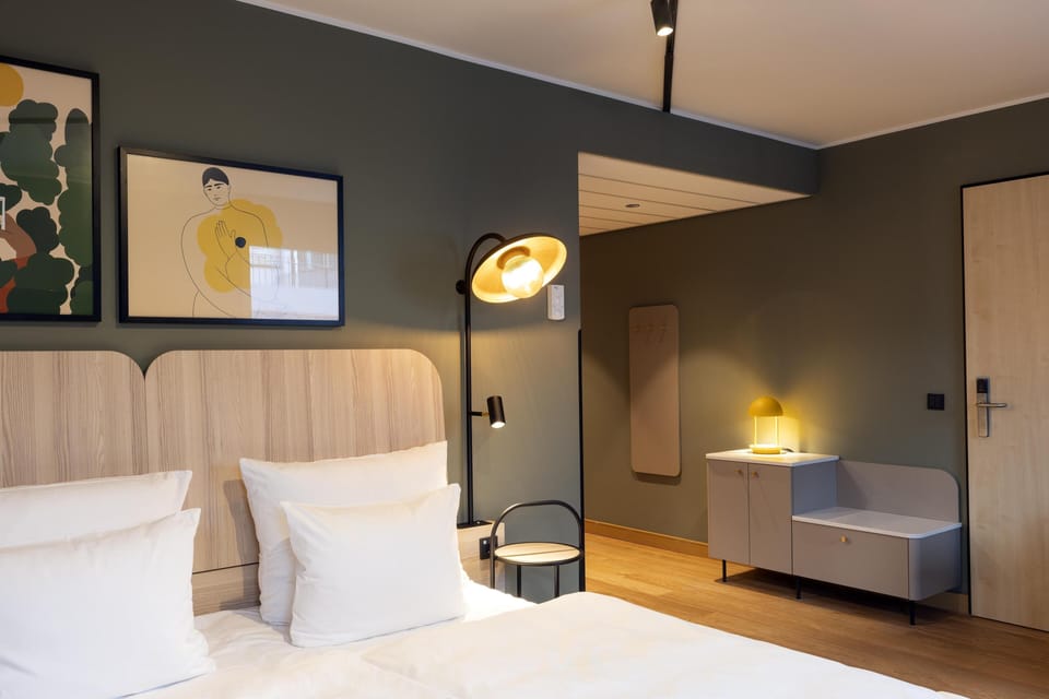 Standard Twin Room | Hypo-allergenic bedding, in-room safe, desk, laptop workspace