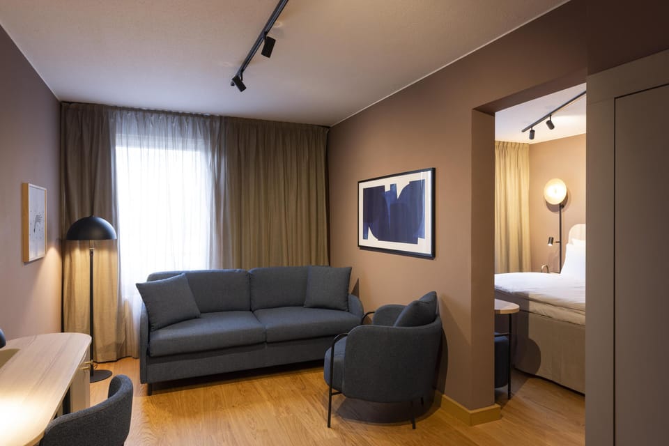 Hypo-allergenic bedding, in-room safe, desk, laptop workspace