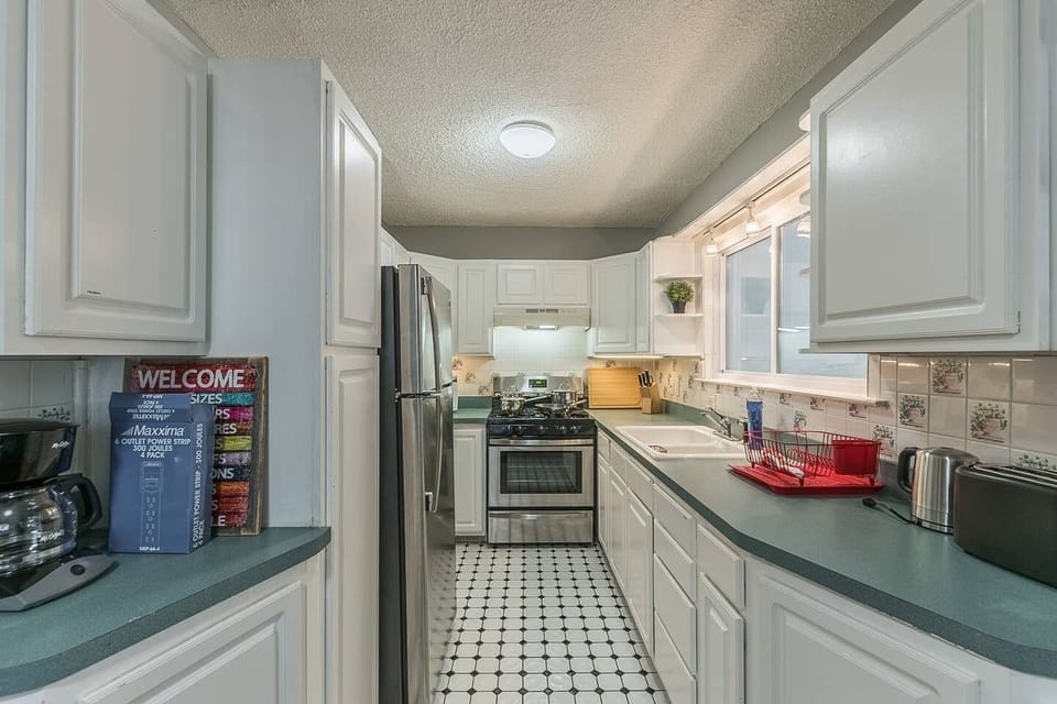 House (4 Bedrooms) | Private kitchen | Fridge, microwave, oven, stovetop