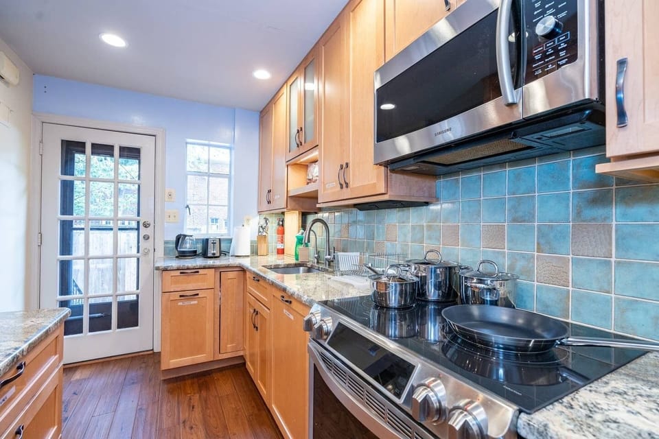 House, 4 Bedrooms | Private kitchen | Fridge, microwave, oven, stovetop