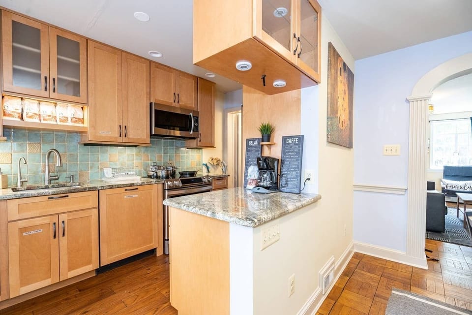 House, 4 Bedrooms | Private kitchen | Fridge, microwave, oven, stovetop