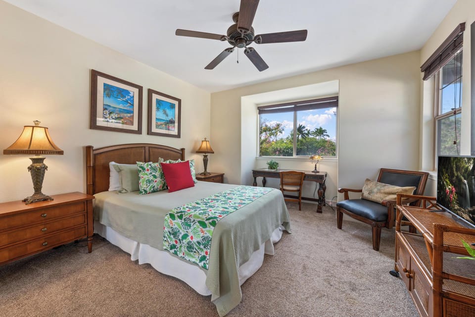 Guest bedroom with queen bed