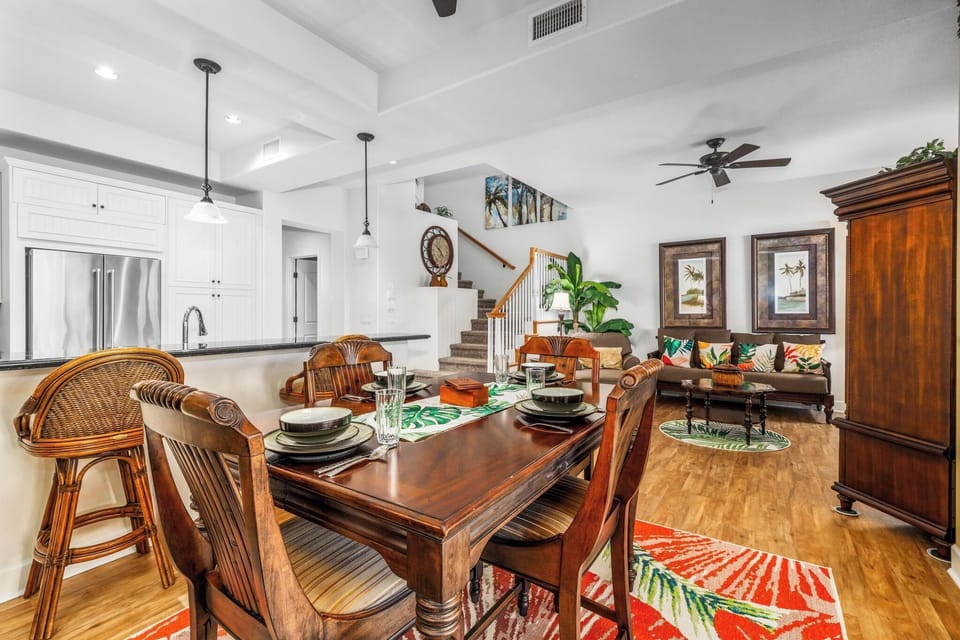 Dining room with seating for four and sliding doors to lanai