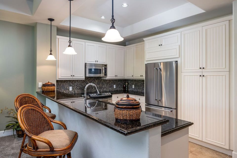 Full kitchen with breakfast bar