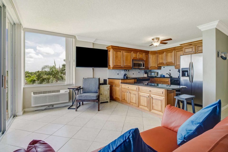 The studio space is efficiently designed to feel spacious - a perfect getaway for 2!