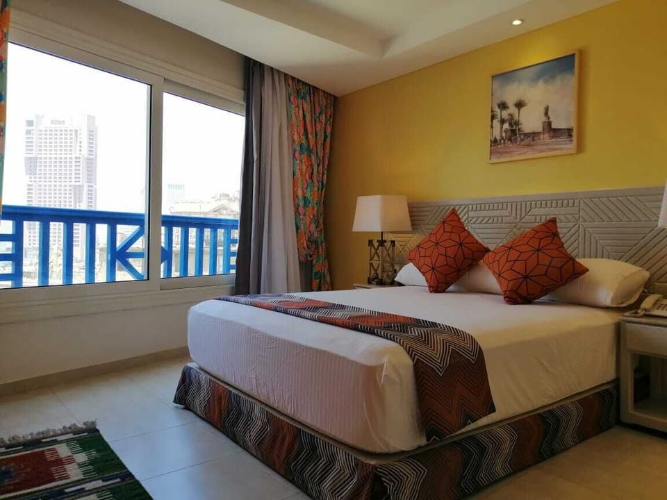 Quadruple Family Suite | Minibar, individually decorated, desk, bed sheets