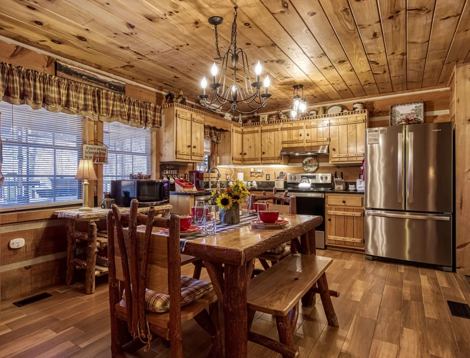 Cabin in the Smoky Mountains "Mountain Magic" - Dining area and kitchen