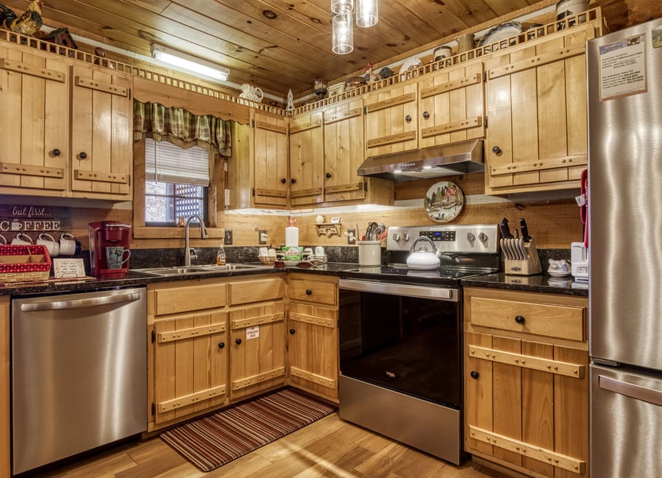 Cabin in the Wears Valley "Mountain Magic" - Fully furnished kitchen with stainless steel appliances