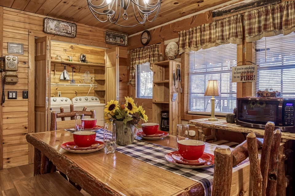 Pigeon Forge Log Cabin "Mountain Magic" - Dining table