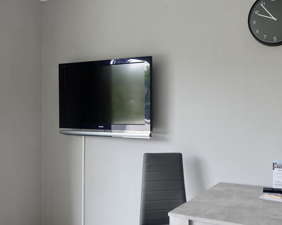 Basic Studio, 2 Twin Beds | Living area | Flat-screen TV