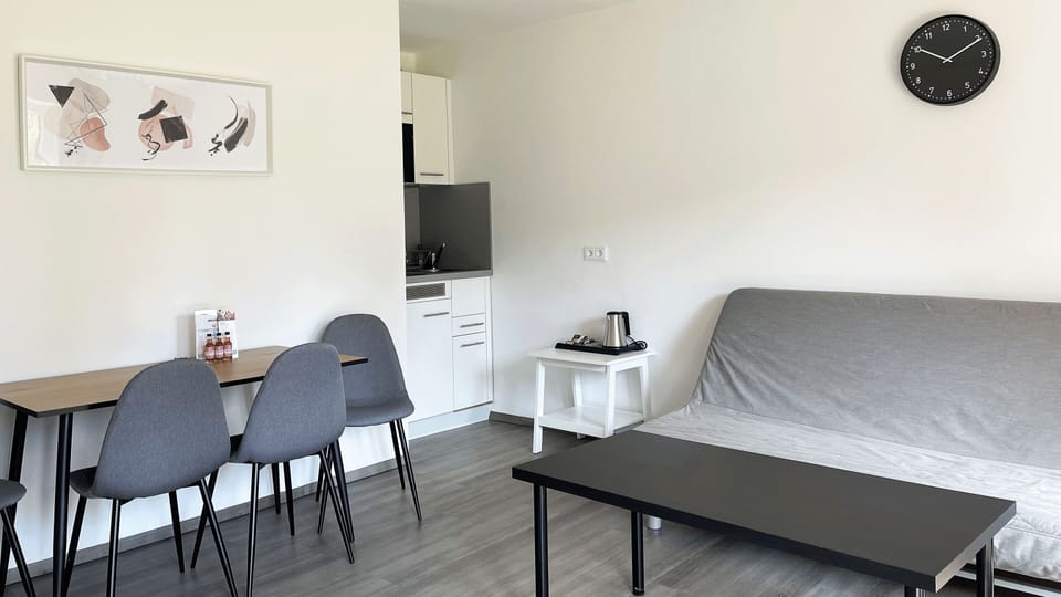 Basic Suite, 1 Bedroom | Living area | Flat-screen TV