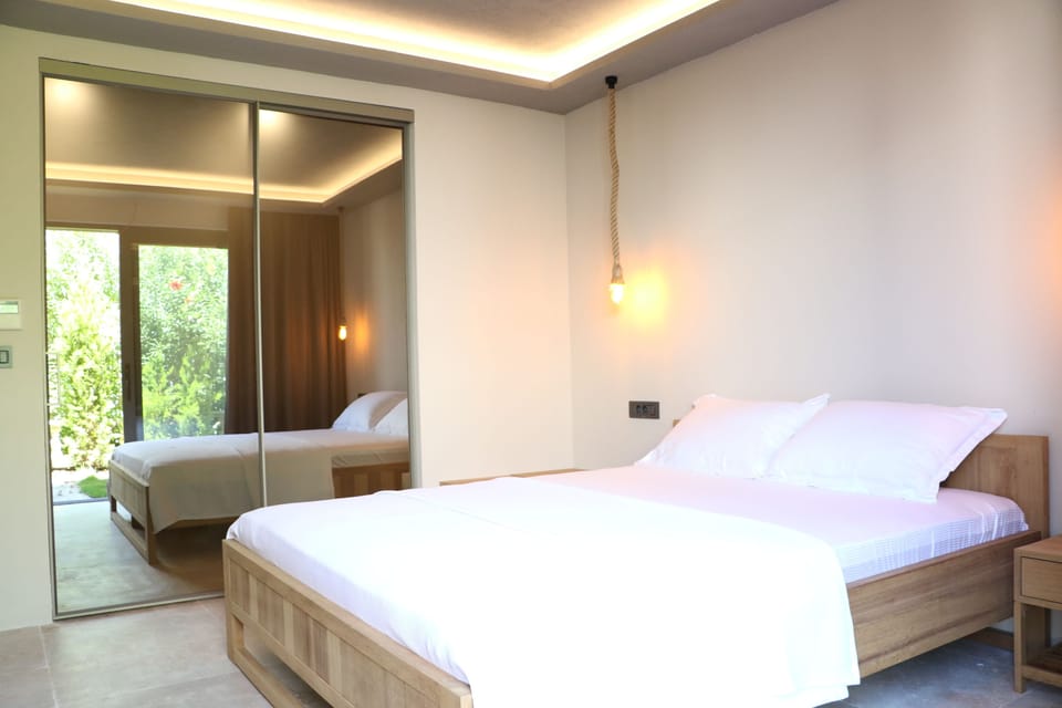 Egyptian cotton sheets, premium bedding, minibar, iron/ironing board