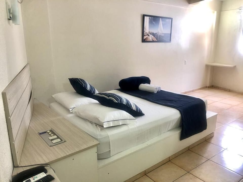 Executive Room | Desk, laptop workspace, WiFi (free), bed sheets
