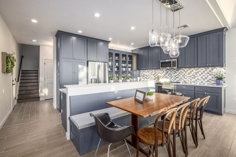 Eat-in kitchen + seating for 9
