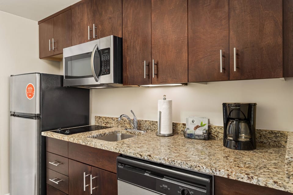 Full-size fridge, microwave, stovetop, dishwasher