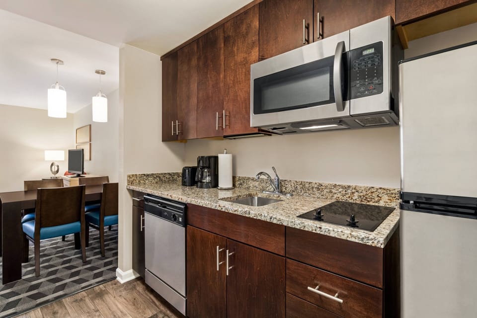Full-size fridge, microwave, stovetop, dishwasher