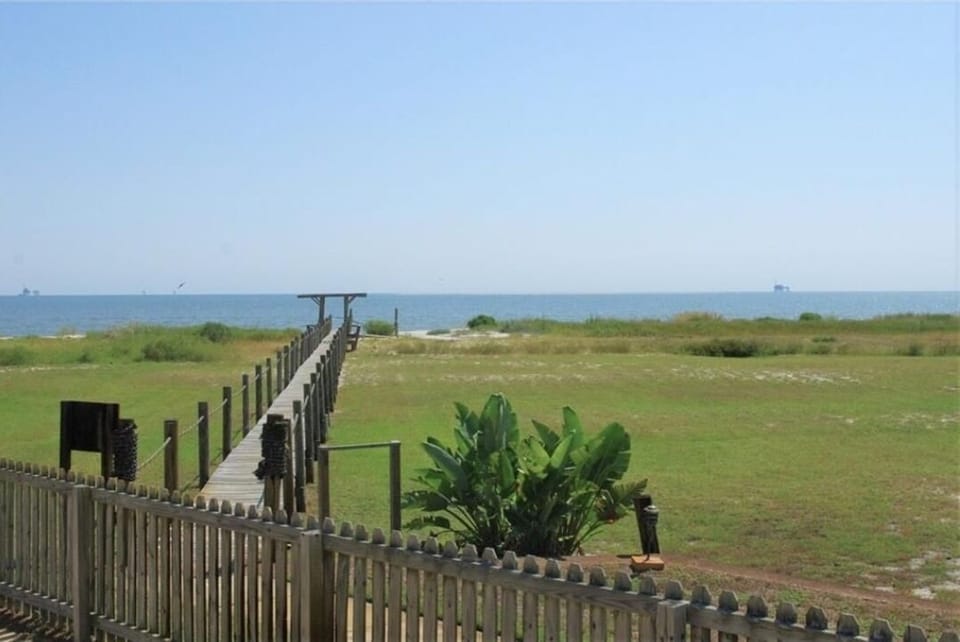 Snowbirds welcome! "The Coral Cottage" 3/2 condo with pool and private beach! Apartment in Dauphin Island