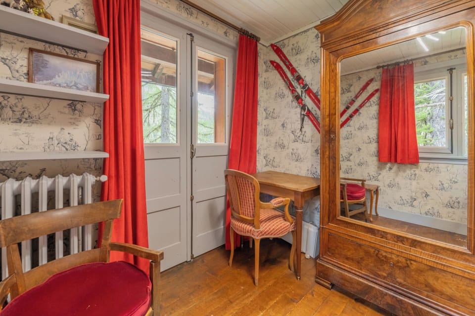 Bedroom 3 with a desk area and access to the balcony