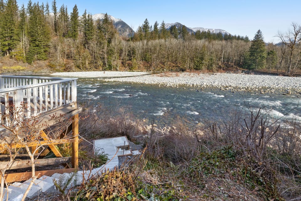 Steps to the river view (Please exercise caution, river is NOT accessible from these steps!)