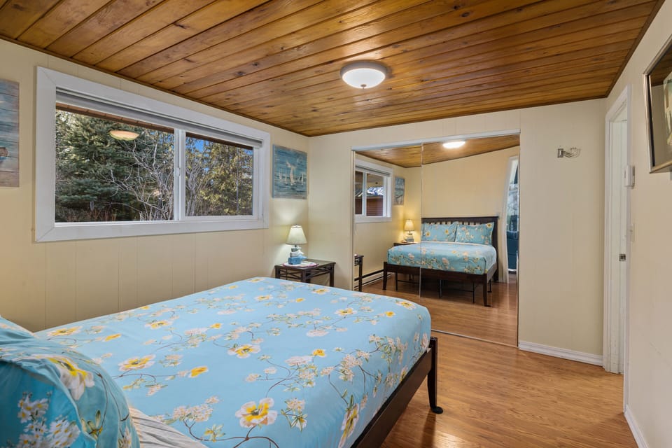 Cozy Queen bed in Jaybird