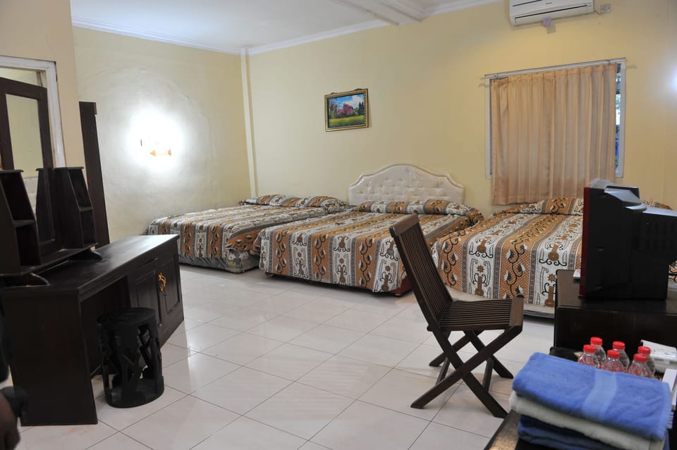 Deluxe Room | Rollaway beds, bed sheets