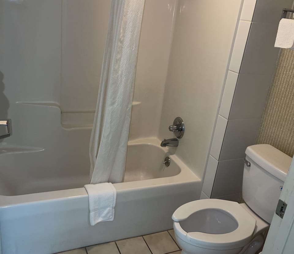 Combined shower/tub, towels