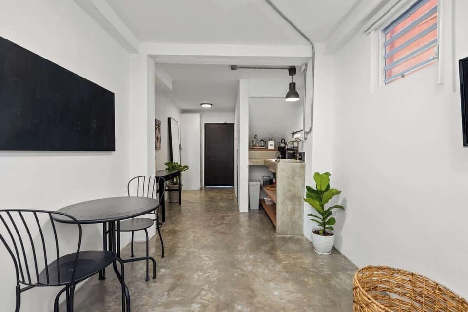 A modern mix of classic style and warm elements soothes the senses