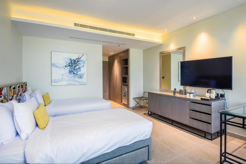 Minibar, WiFi (free), bed sheets