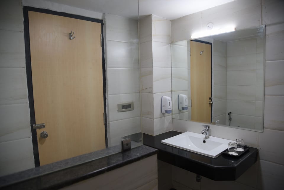 Shower, free toiletries, bathrobes, towels