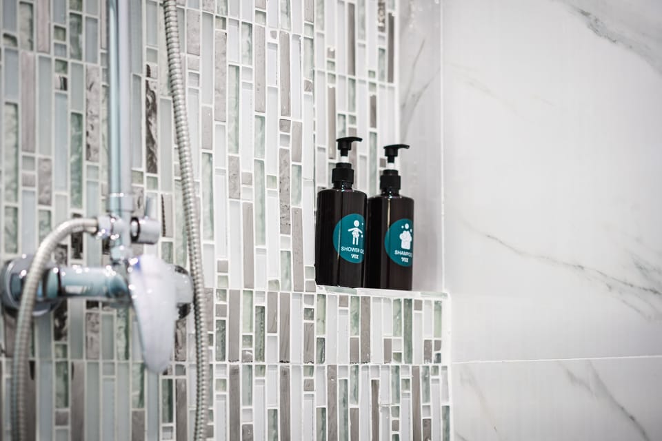 Deluxe Double Room | Bathroom | Shower, rainfall showerhead, hair dryer, slippers
