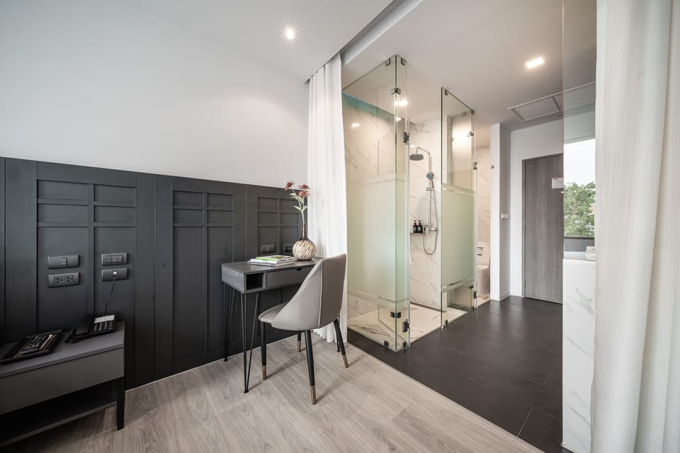 Standard Twin Room | Bathroom | Shower, rainfall showerhead, hair dryer, slippers