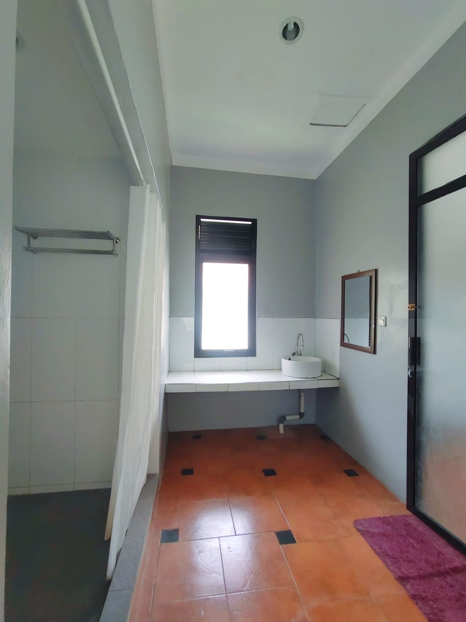 Family Room | Bathroom | Shower, slippers, towels, soap