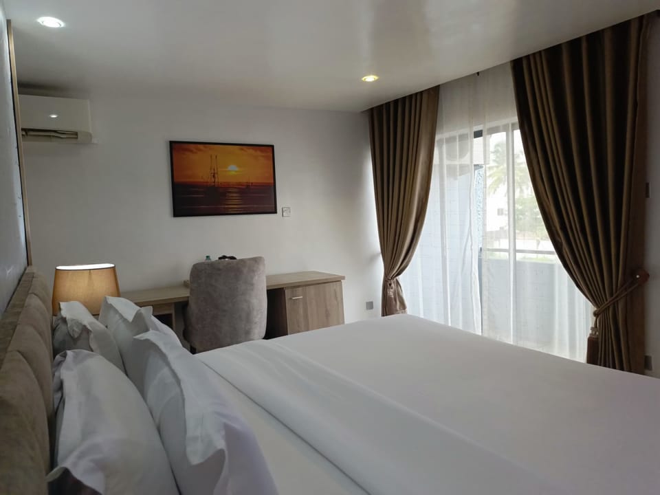 Luxury Room, 1 Queen Bed, Balcony | Bathroom | Shower, rainfall showerhead, free toiletries, towels