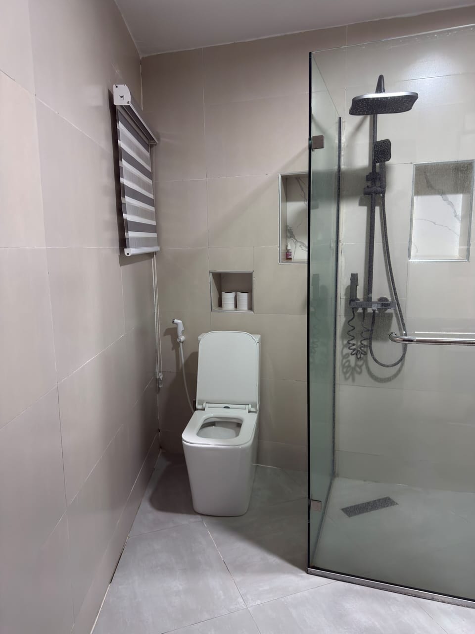 Presidential Villa | Bathroom | Shower, rainfall showerhead, free toiletries, towels