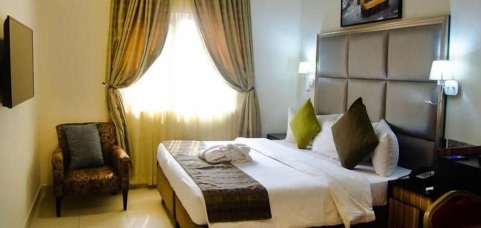 Signature Room | In-room safe, free WiFi, bed sheets