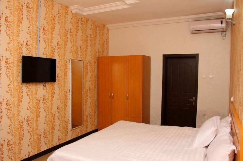 Desk, iron/ironing board (on request), WiFi (free), bed sheets