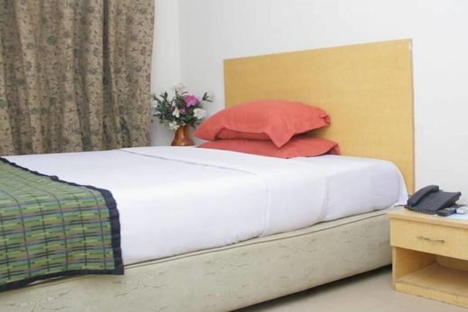 Standard Room | Desk, iron/ironing board (on request), WiFi (free), bed sheets