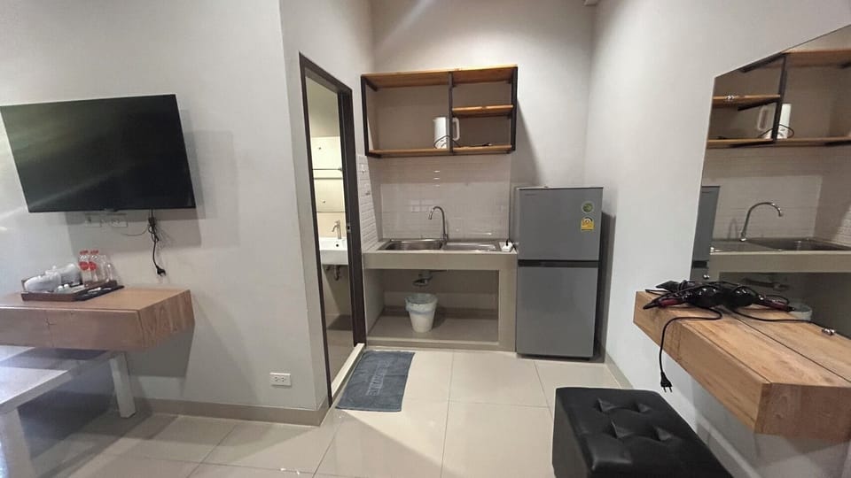 Deluxe Room | Blackout drapes, free WiFi, bed sheets