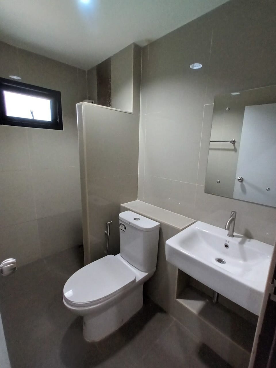 Deluxe Room | Bathroom | Shower, rainfall showerhead, free toiletries, hair dryer