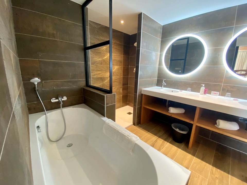 Luxury Suite, 1 King Bed | Bathroom | Hair dryer, towels, soap, shampoo