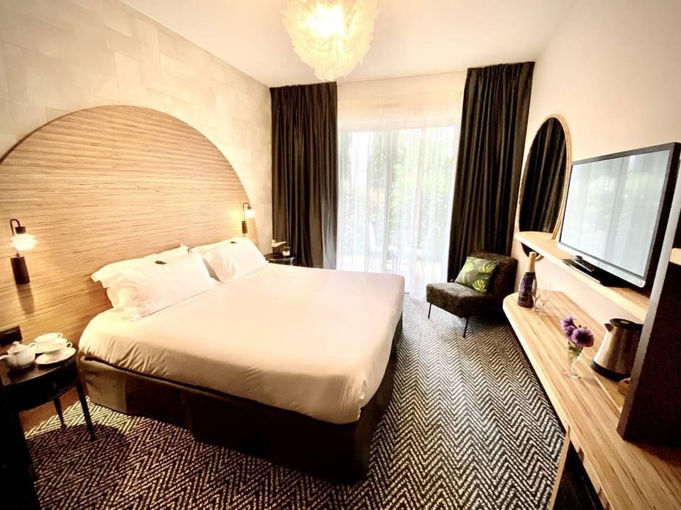 Premium bedding, free minibar, in-room safe, individually decorated