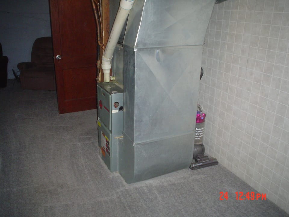 Furnace area, furnished vacuum cleaner.
