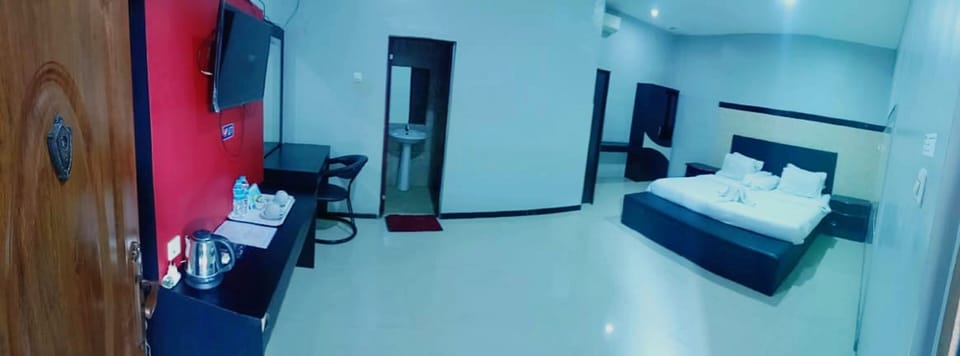 Executive Room | Desk, rollaway beds, free WiFi, bed sheets