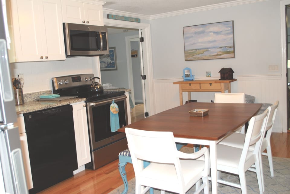Table for 6 in the kitchen for inside dining