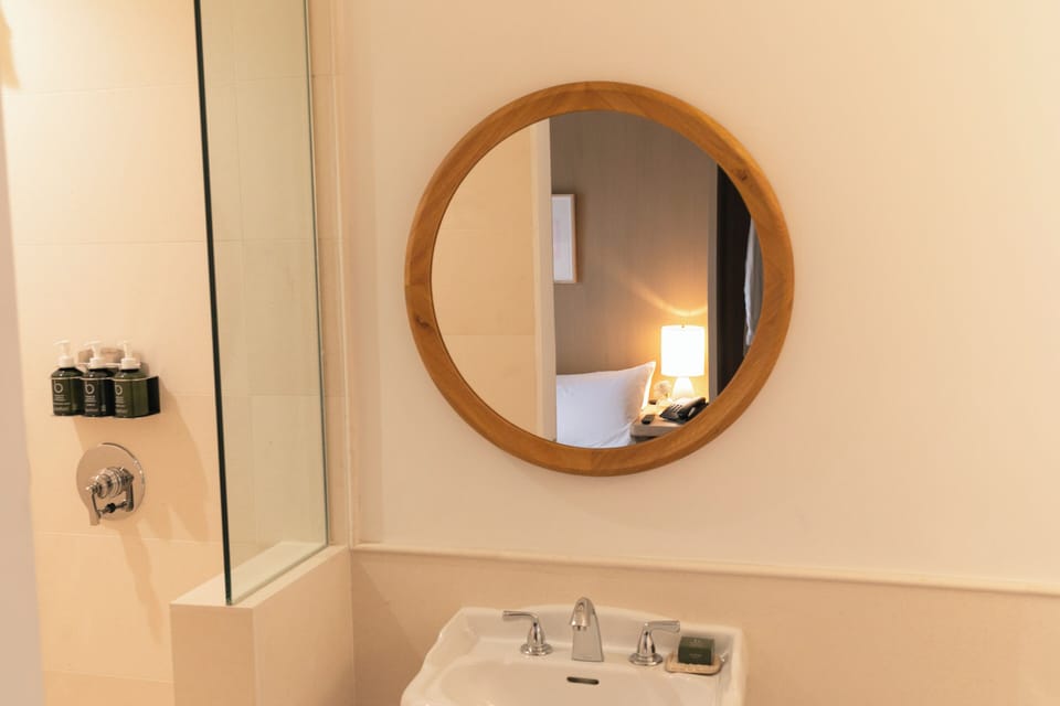 Cara Snug | Bathroom | Shower, free toiletries, hair dryer, bathrobes