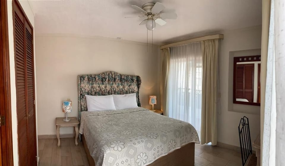 Standard Room, 1 Queen Bed | Desk, blackout drapes, WiFi (free), bed sheets