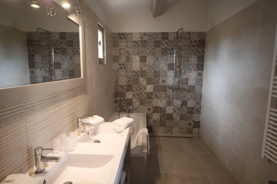 Quadruple Room | Bathroom | Free toiletries, hair dryer, towels