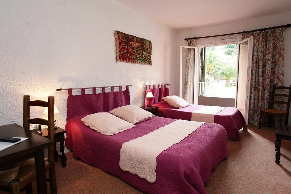 Desk, cribs (free), WiFi (free), bed sheets